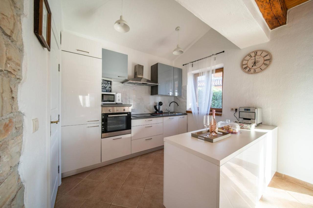 Villa 9 Mani Butkovici  ภายนอก รูปภาพ