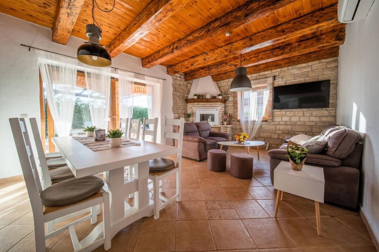 Villa 9 Mani Butkovici  ภายนอก รูปภาพ