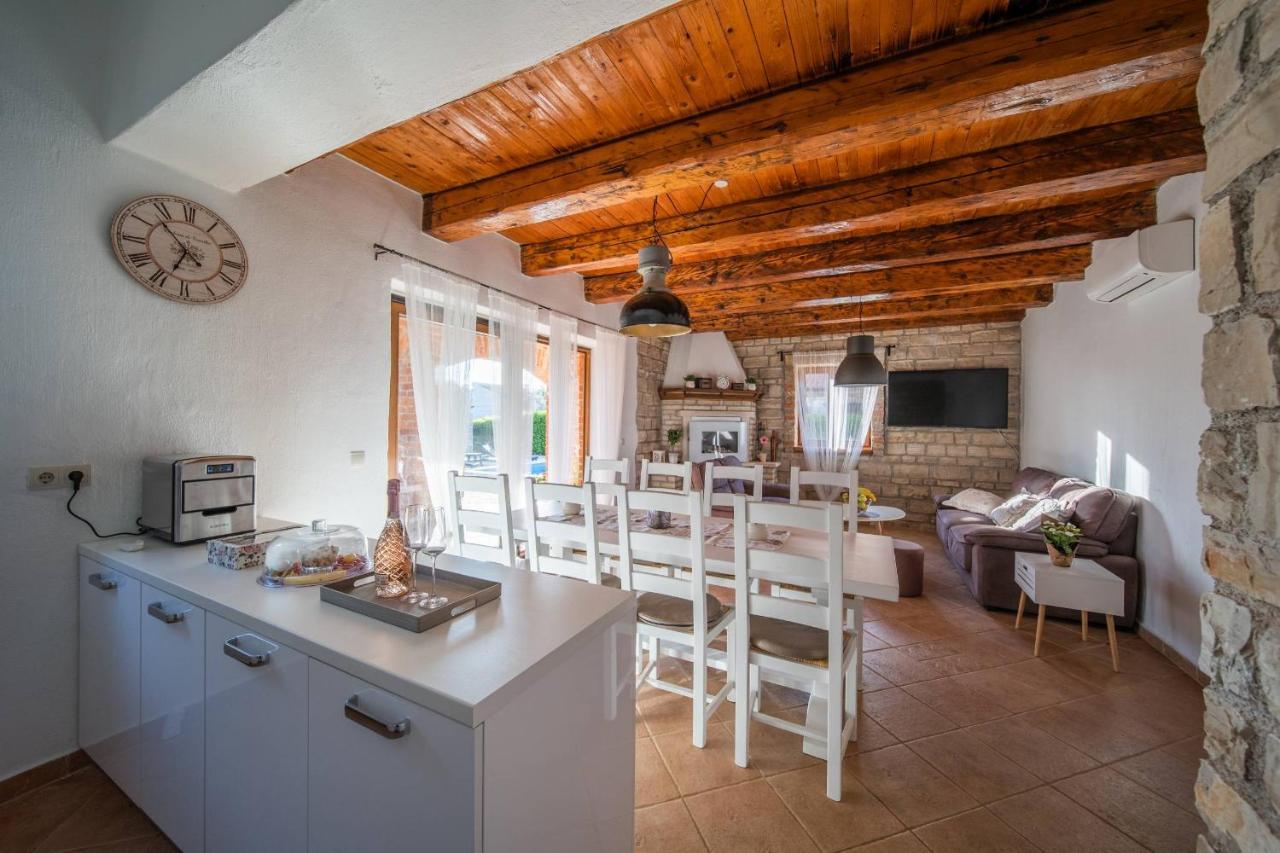 Villa 9 Mani Butkovici  ภายนอก รูปภาพ