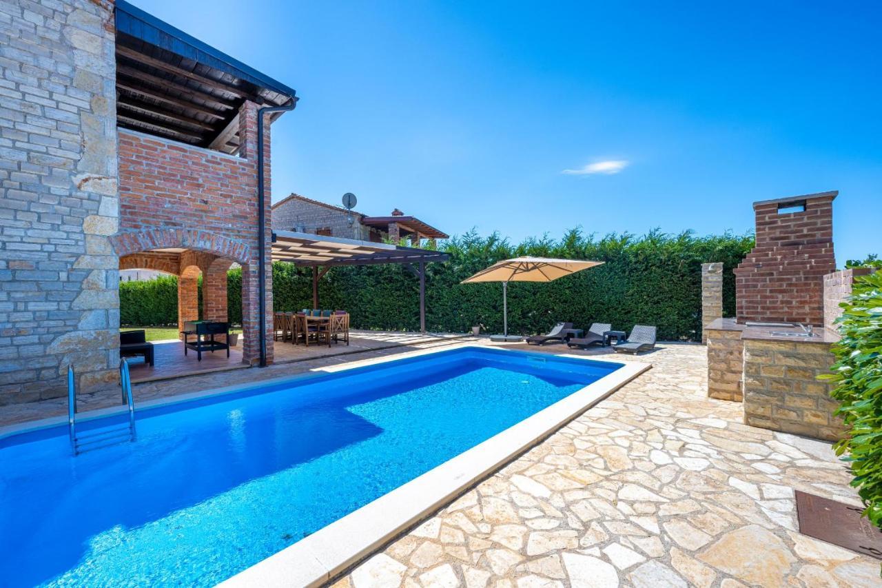 Villa 9 Mani Butkovici  ภายนอก รูปภาพ
