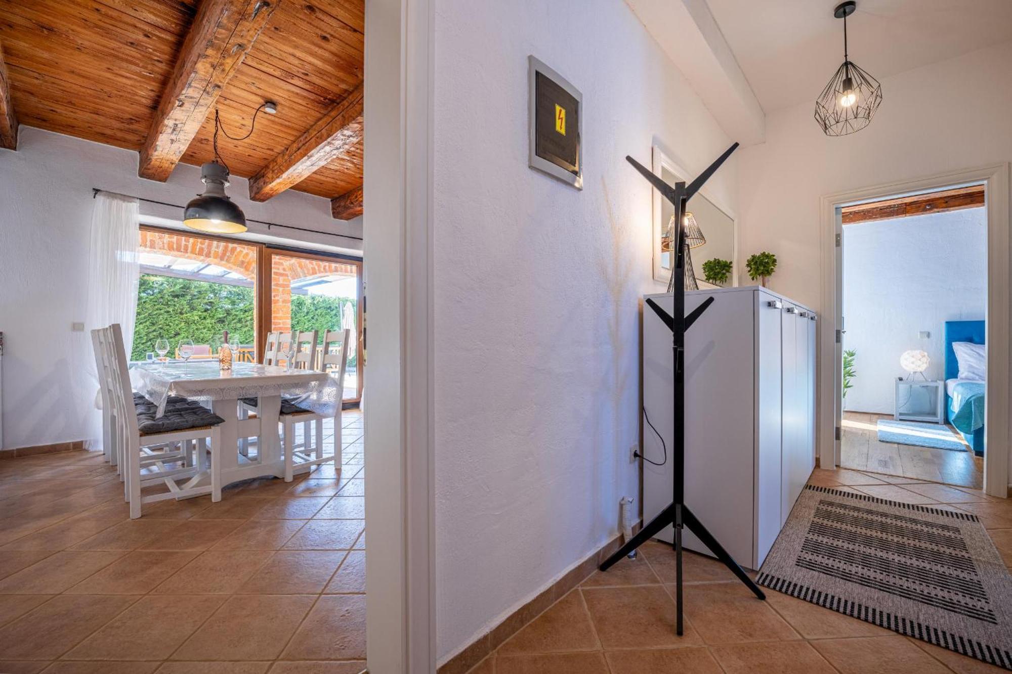 Villa 9 Mani Butkovici  ภายนอก รูปภาพ