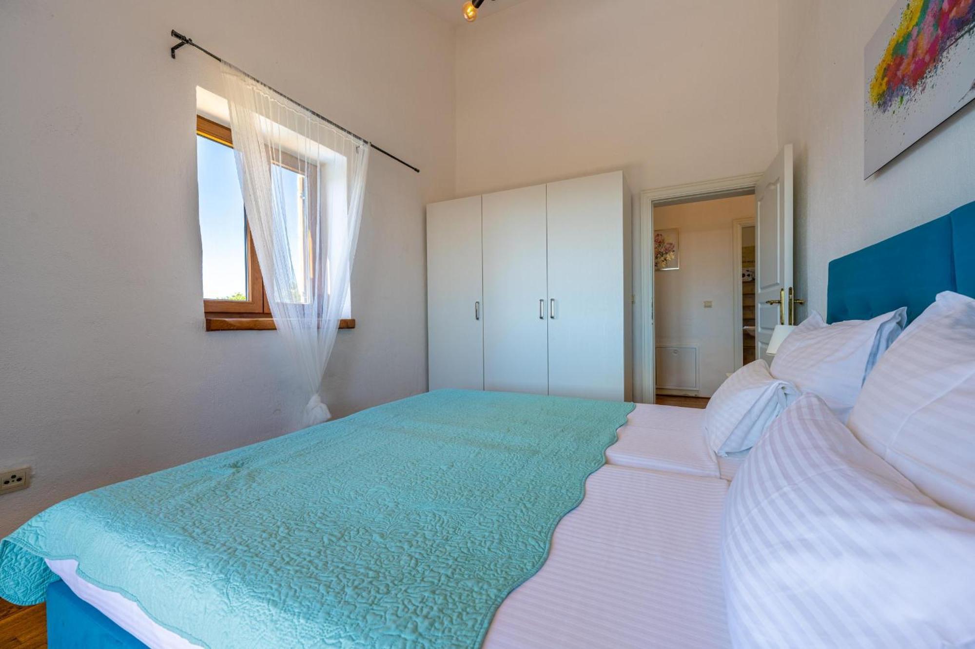 Villa 9 Mani Butkovici  ภายนอก รูปภาพ