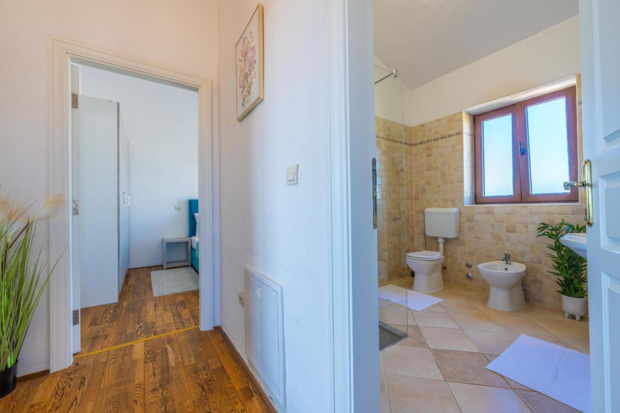 Villa 9 Mani Butkovici  ภายนอก รูปภาพ
