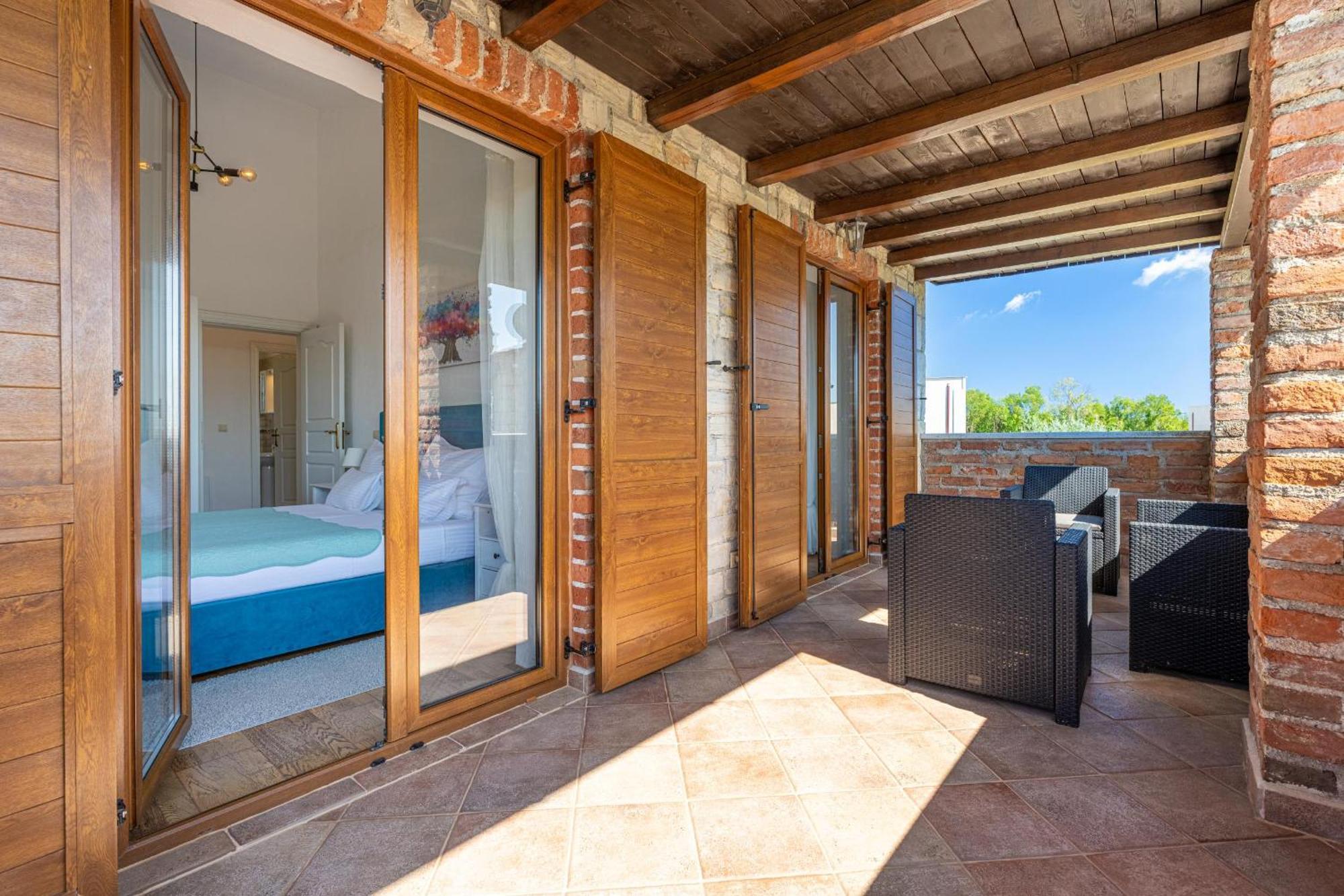 Villa 9 Mani Butkovici  ภายนอก รูปภาพ